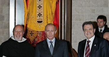 Prezydent Putin w bazylice świętego Mikołaja w Bari