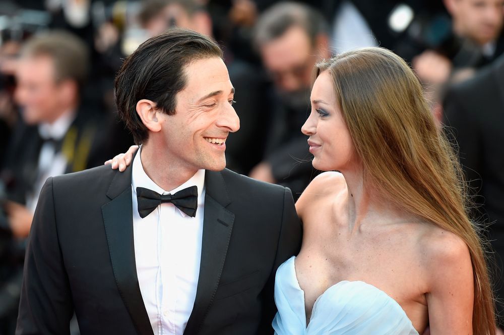 Adrien Brody z dziewczyną na festiwalu w Cannes. Jak on na nią patrzy!