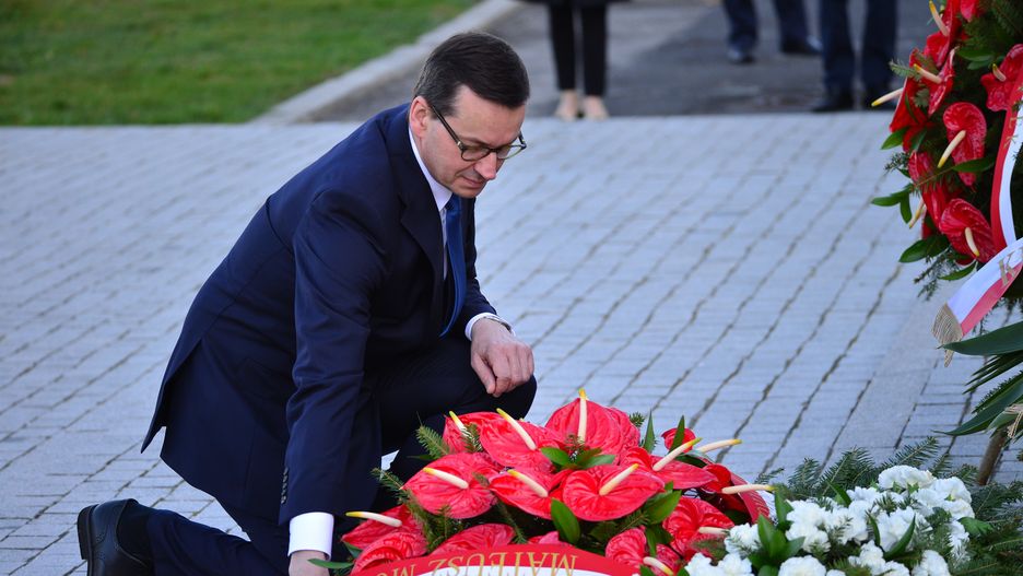 Premier Mateusz Morawiecki oddał hołd ofiarom katastrofy smoleńskiej na Placu Piłsudskiego