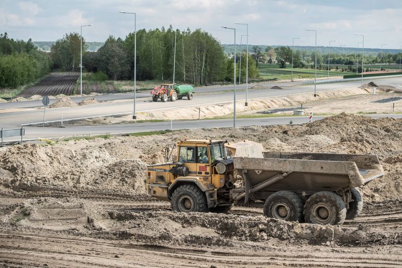 Realizacja wielu inwestycji drogowych się opóźnia. Brak pieniędzy i problemy generalnych wykonawców