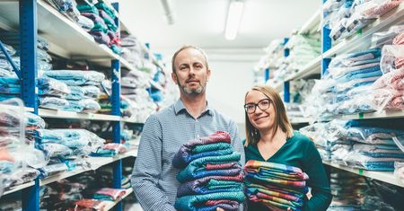 W chustach made in Wrocław maluchy nosi cały świat. Wypromowali je przez Facebooka