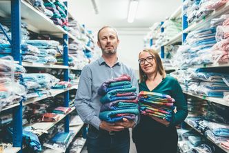 W chustach made in Wrocław maluchy nosi cały świat. Wypromowali je przez Facebooka