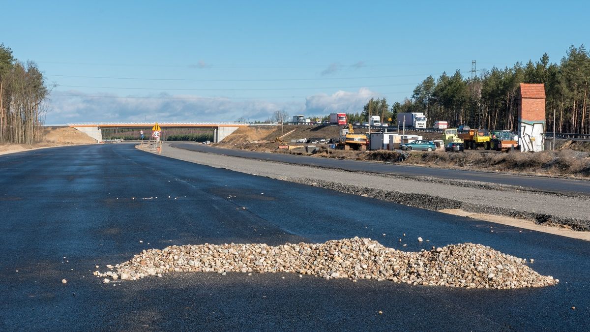 13.03.2019. Budowa drogi ekspresowej S3. Opóźniony odcinek Lubin - Polkowice, na którym trwa zimowy przestój do 15 marca, jednak za kontynuowanie prac wykonawca żąda dodatkowego wynagrodzenia.