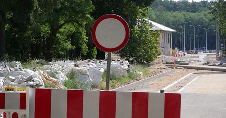 Aquapark schowany w krzakach. Parking pusty, bo nie ma jak do niego dojechać od... ponad roku