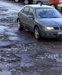 Jak jeździć po dziurawej jezdni, by nie uszkodzić auta?