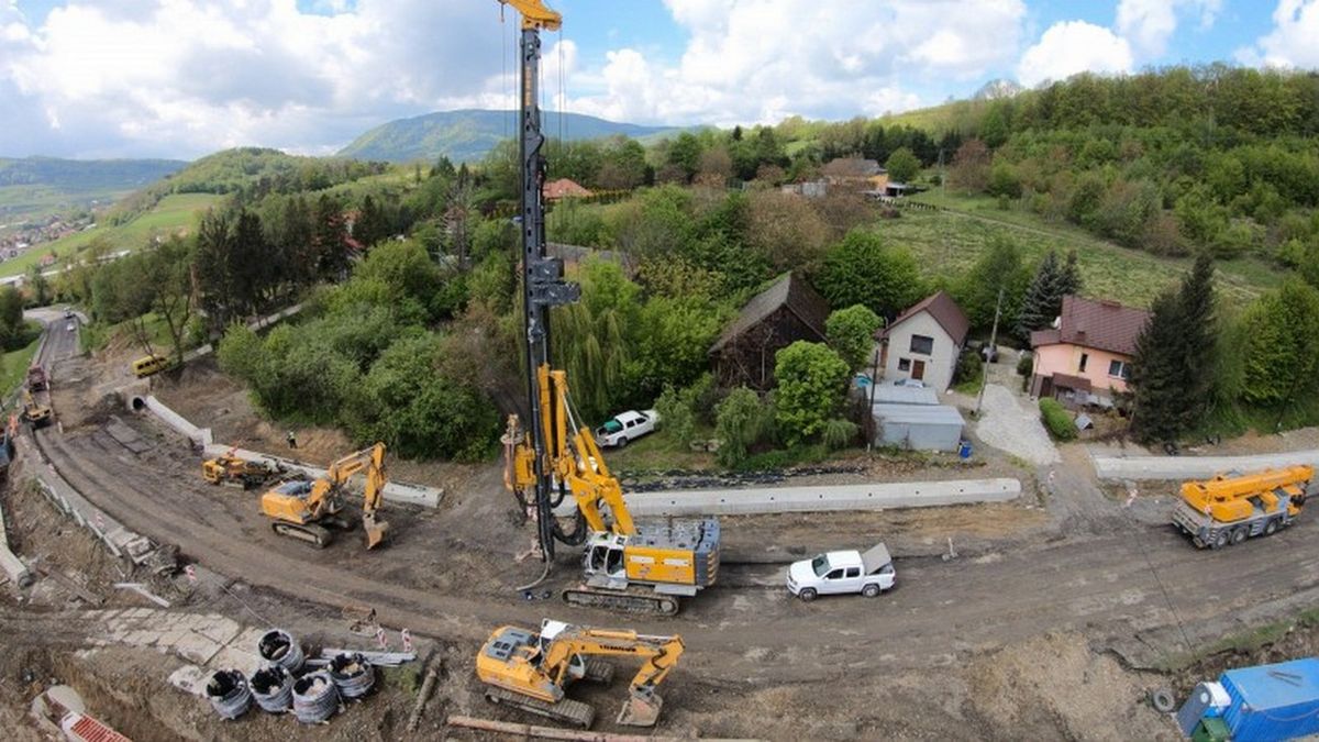 Potrzebne dodatkowe prace przy wzmocnieniu fragmentu drogi krajowej nr 75.