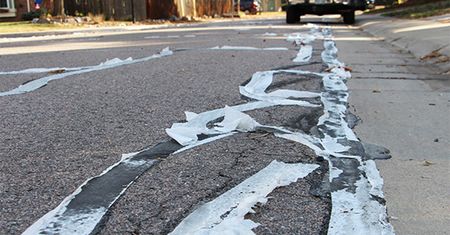Naprawiają drogi papierem toaletowym