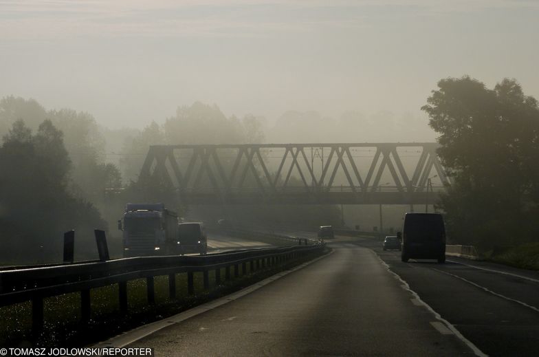 IMGW wydało ostrzeżenia dla pięciu województw w związku z silną mgłą