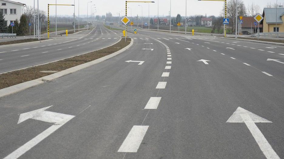 Są trzy warianty przebiegu trasy S12 w okolicach Radomia. Niebieski zakłada wyburzenie 250 domów.