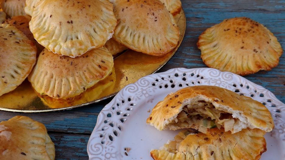 Pieczone pierogi ze słodką kapustą na ostro