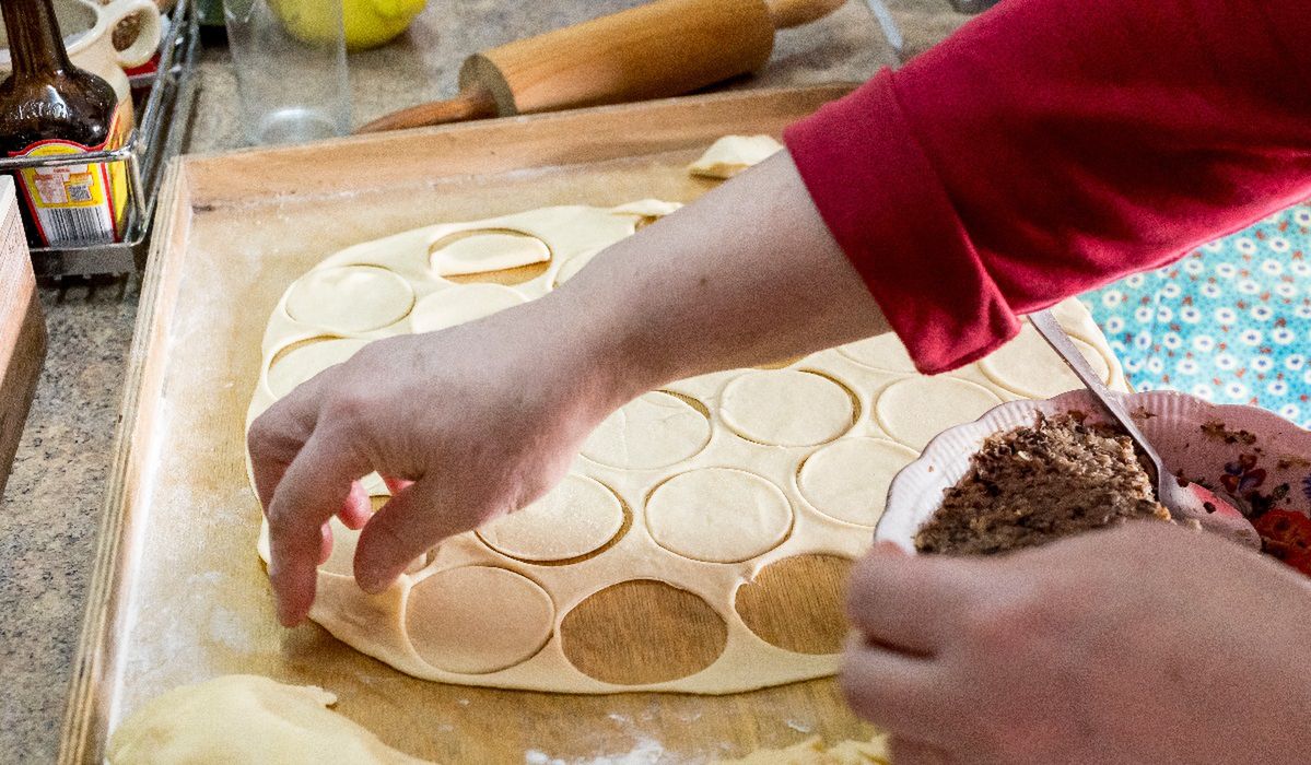 Zapomniany sposób na ciasto na pierogi. Babcia zawsze tak robiła, by nie było twarde