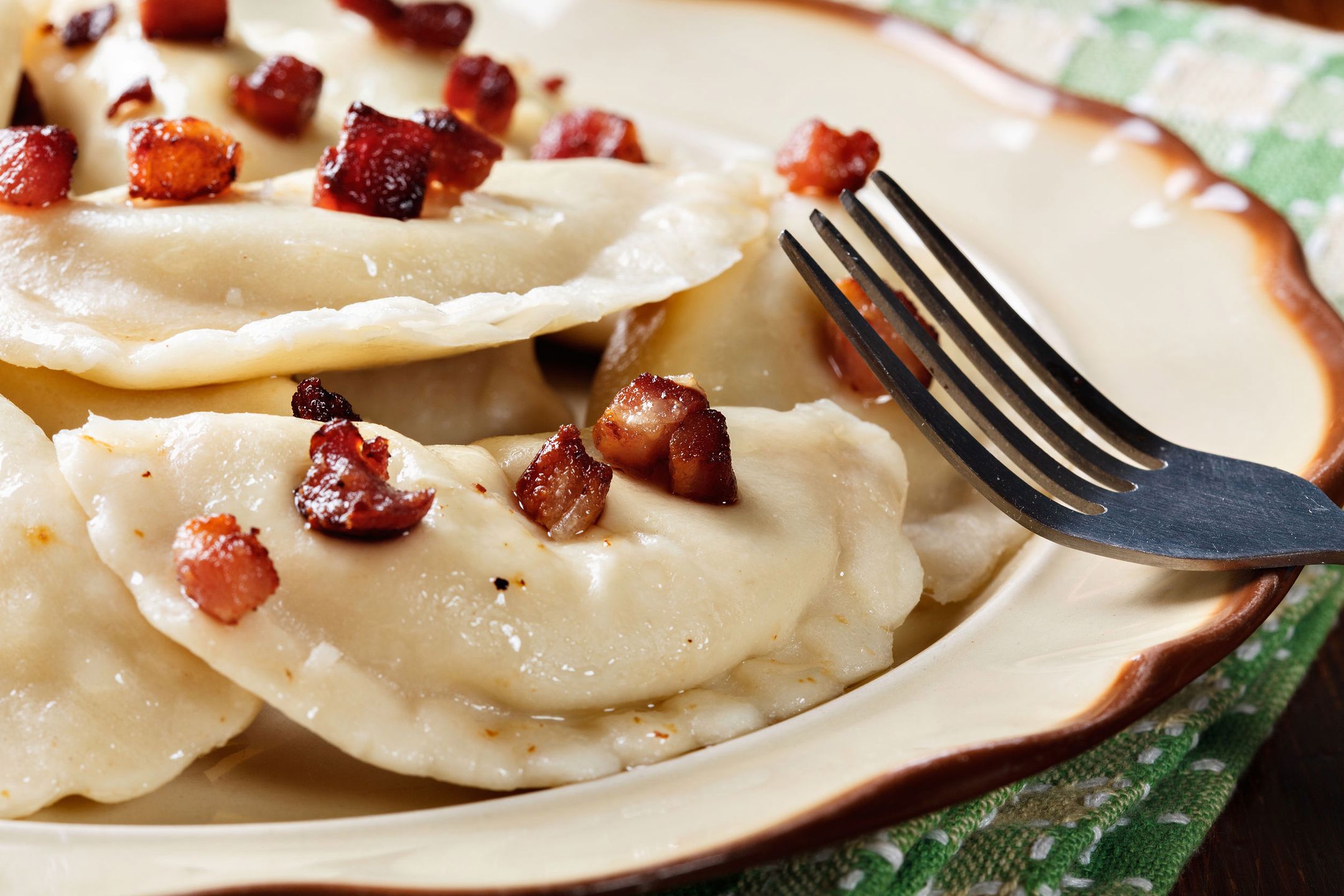 Pierogi z kaszą gryczaną i skwarkami są popularne nie tylko na Warmii
