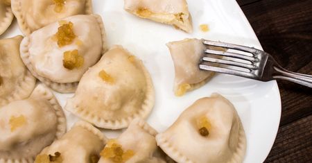 Najlepsze ciasto na pierogi. Z tym przepisem wyjdzie idealne