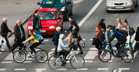 Rowerzyści walczą z kierowcami, kierowcy z rowerzystami, piesi giną. Jak zmienić polskie drogi?