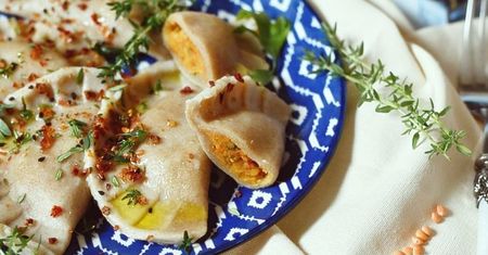 Pełnoziarniste pierogi z czerwoną soczewicą i papryką