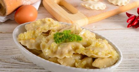 Sposób na elastyczne i pyszne ciasto na pierogi