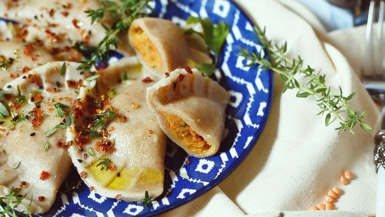 Pełnoziarniste pierogi z czerwoną soczewicą i papryką