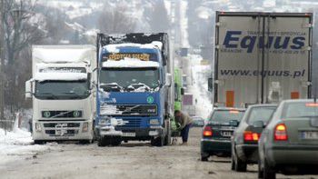 Kilkaset samochodów stoi w korku w województwie świętokrzyskim