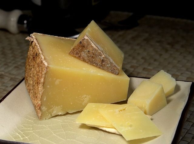 Przy nieswoistej chorobie zapalnej jelit niezalecane są sery dojrzewające. 