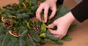 Tak floryści przedłużają trwałość stroików. Wystarczy schować to między gałązki