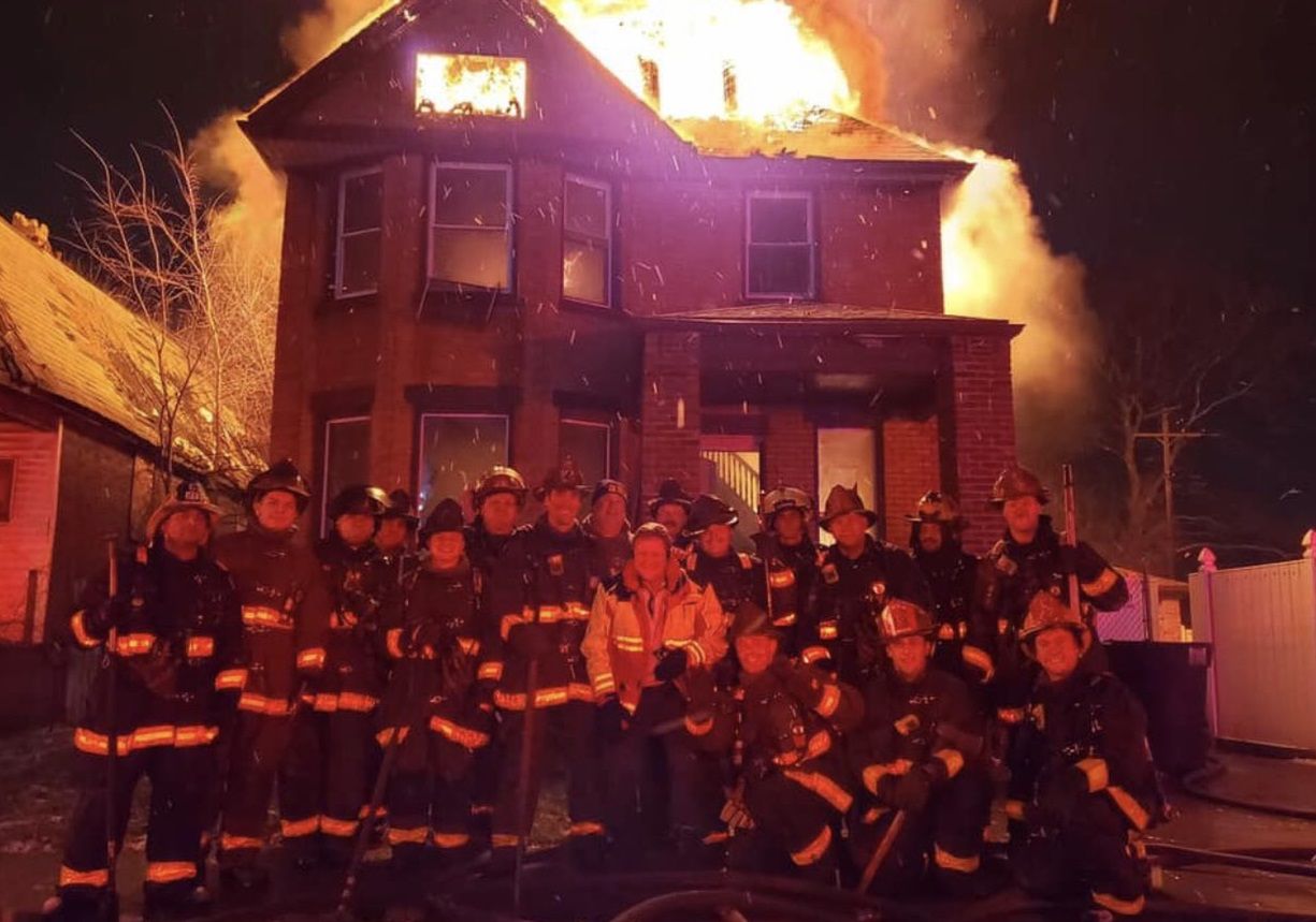 Selfie na tle płonącego domu. Strażacy wpadli w ogromne kłopoty