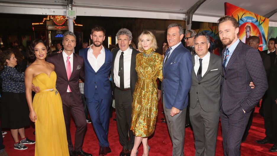 Gwiazdy i twórcy filmu "Thor: Ragnarok" na premierze w Los Angeles