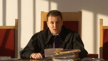 Sędzia Tomasz Mrzygłód odczytuje wyrok