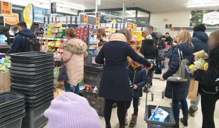 Kolejki w dyskontach przed Sylwestrem. "Masowo ruszyli po alkohol i jedzenie"