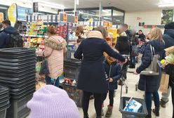 Kolejki w dyskontach przed Sylwestrem. "Masowo ruszyli po alkohol i jedzenie"