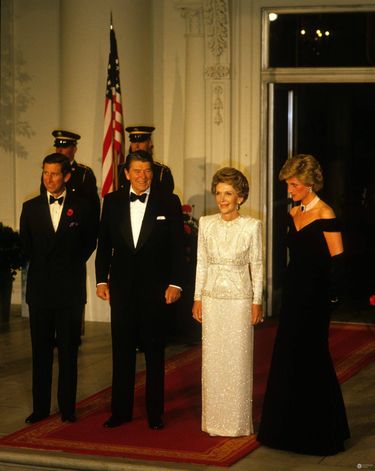 Książę Karol i księżna Diana na kolacji w Białym Domu w 1985 roku. Podjęła ich amerykańska para prezydencka Ronald i Nancy Reagan (fot. ONS)