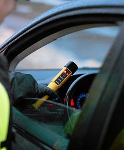 Chciała kierować pod wpływem. Troskliwy mąż zatrzymał pojazd własnym ciałem