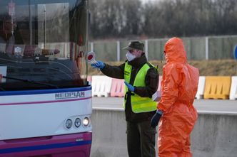 Koronawirus zmienia Polskę. Podróżowanie utrudnione, zamiast koncertu - domówka