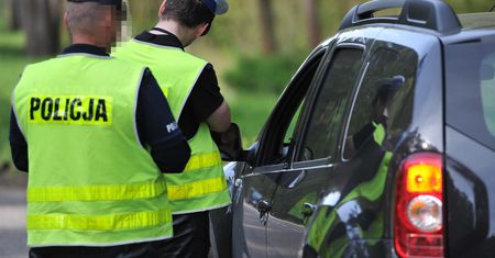 Telefon na czerwonym świetle: policja mówi coś innego niż sąd