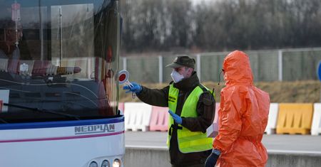 Koronawirus zmienia Polskę. Podróżowanie utrudnione, zamiast koncertu - domówka