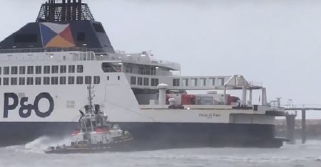 Calais: Wichura zepchnęła prom z 300 osobami na nabrzeże