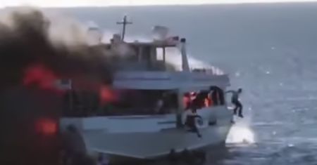 Gdy ich prom zapalił się jak zapałka, musieli skakać za burtę. Jedna osoba nie przeżyła