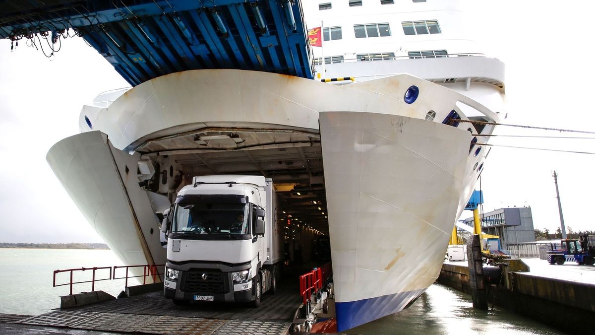 Ciężarówka zjeżdża z promu Brittany Ferries w porcie Portsmouth