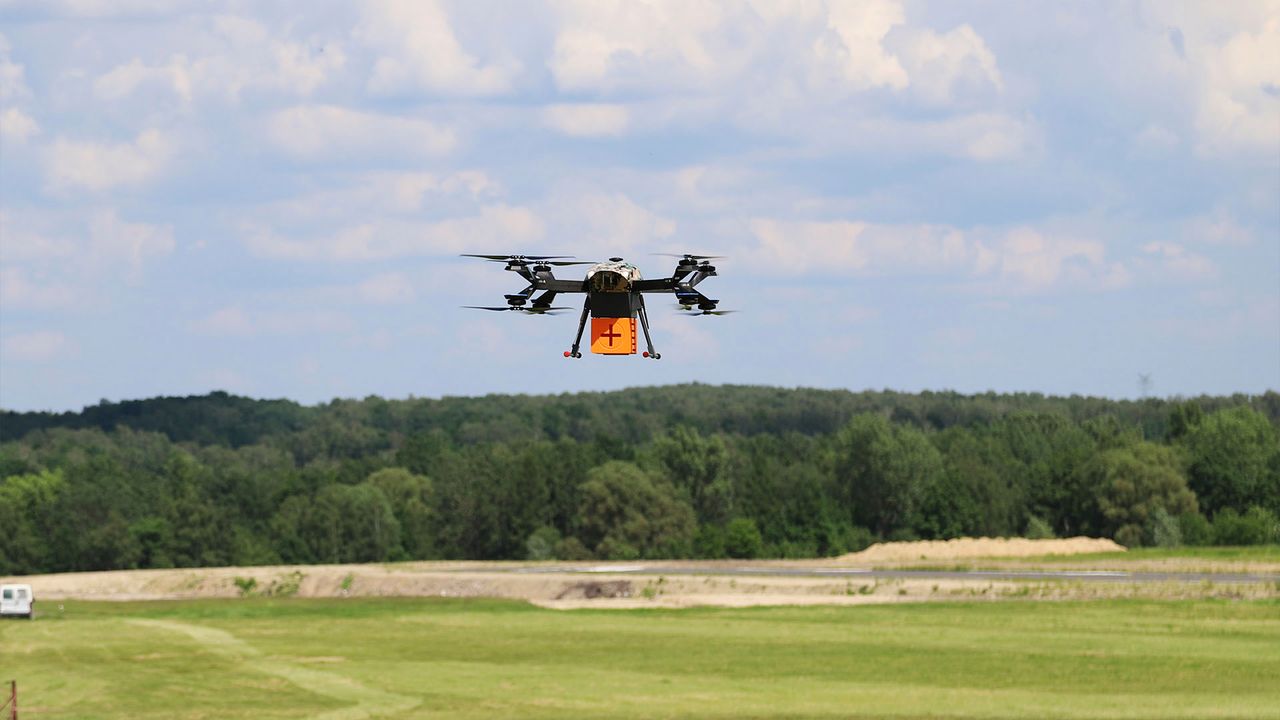 Dron dostarczy przesyłkę medyczną w Warszawie. Pierwszy taki przypadek