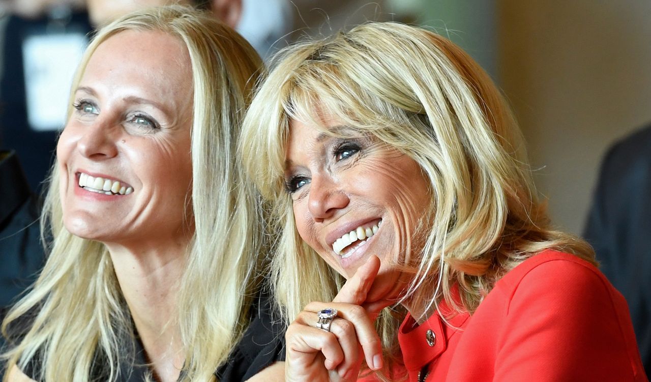 Brigitte Macron znów postawiła na mini. I to w kolorze soczystej czerwieni!