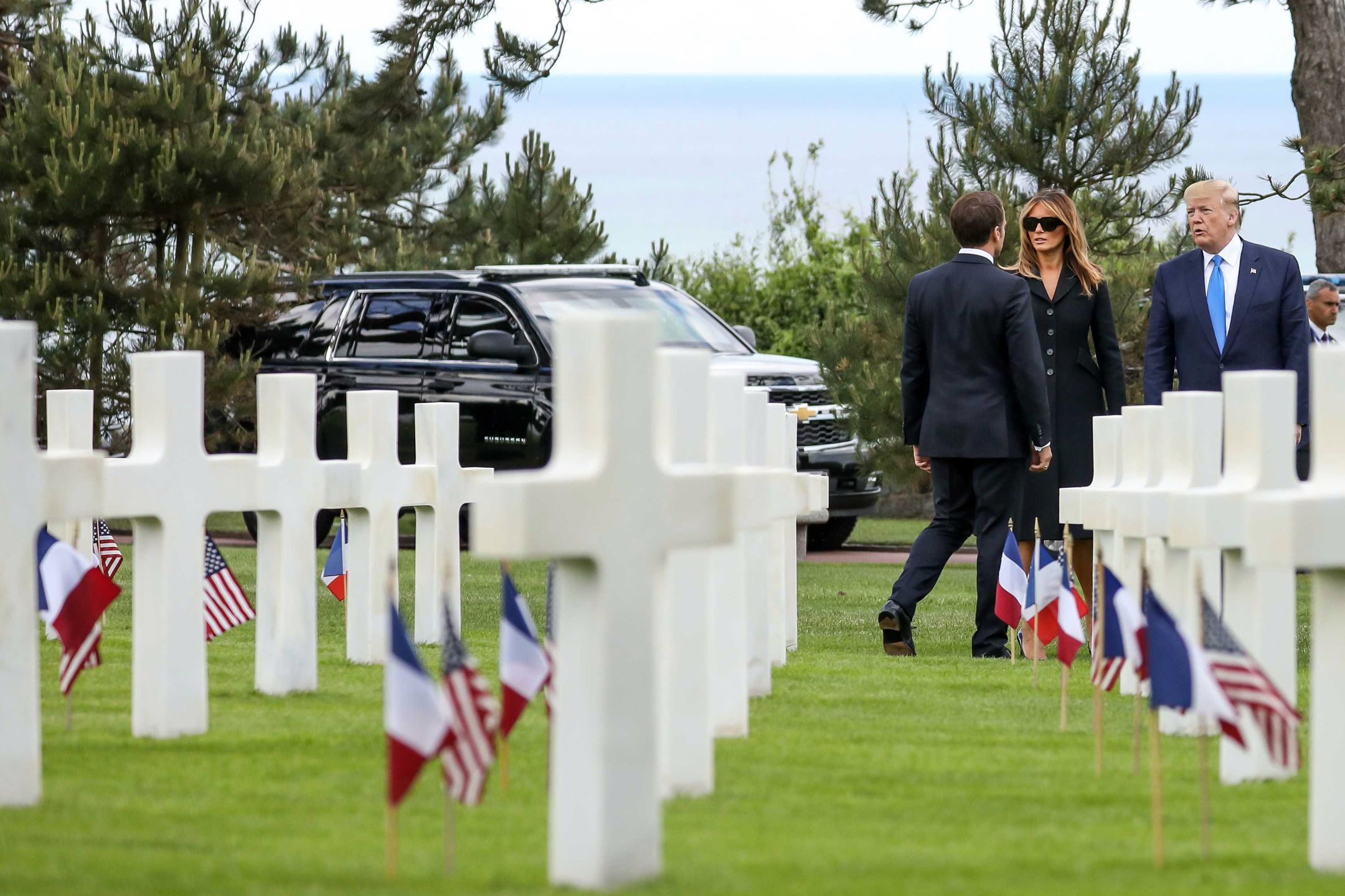 Le président Donald Trump et la première dame Melania - 75ème anniversaire du débarquement - Cérémonie franco - américaine au cimetière américain de Colleville sur Mer le 6 juin 2019. Défilé aérien franco-américain depuis la table d'orientation d'Omaha Beach, face à la mer. © Stéphane Lemouton / Bestimage 75th Anniversary of the Landing - Franco - American Ceremony at the Colleville - sur - Mer American Cemetery on June 6, 2019. French - American Air Show from the Omaha Beach Orientation Table, facing the sea.