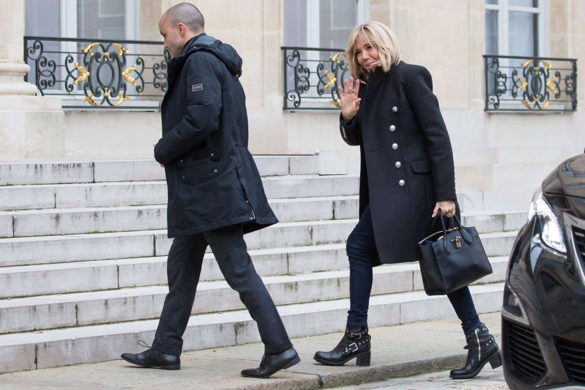 Stylizacja Brigitte Macron pod pałacem Elizejskim