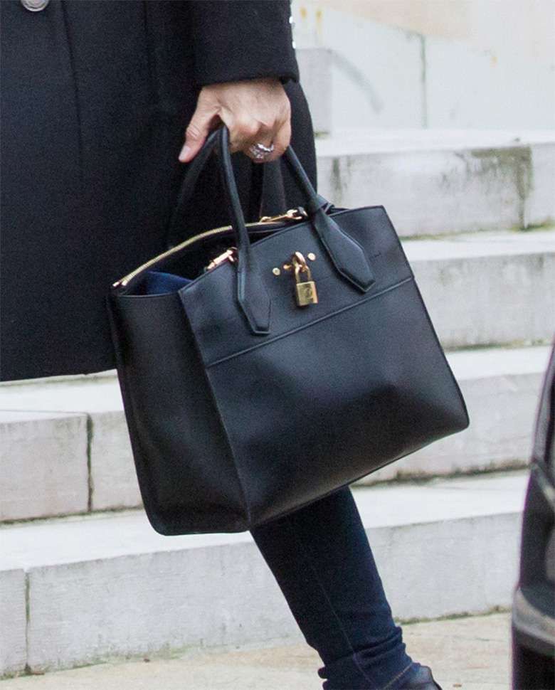 Stylizacja Brigitte Macron pod pałacem Elizejskim