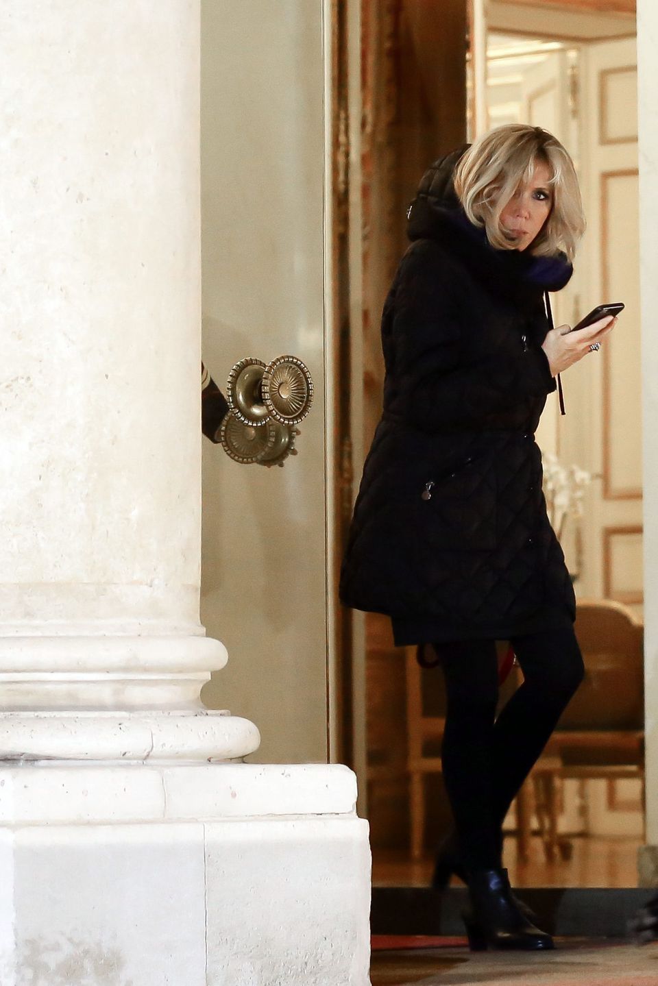 Brigitte Macron na spacerze z psem