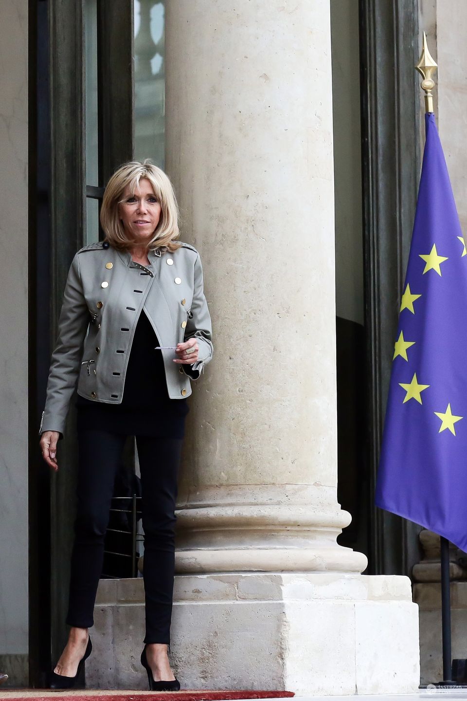 Stylizacja Brigitte Macron na spotkaniu z Bono