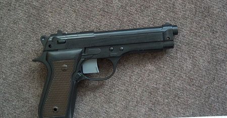 Przystawił pistolet do głowy i żądał rozładowania towaru