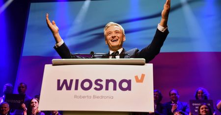 Kolejne niejasności wokół finansowania partii Biedronia. "Cyrk"