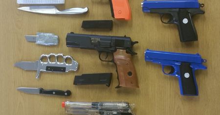 Nożownicy z liceum. Brytyjska policja pokazała broń odebraną uczniom