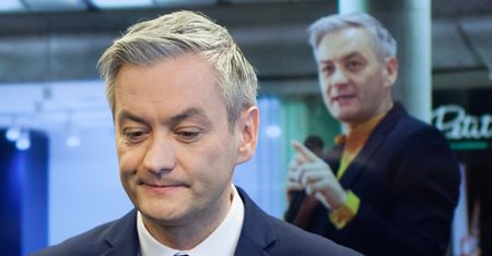 Biedroń i "Wiosna" mistrzowsko strollowani. "Jesień i smutek"