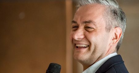 Biedroń zaskoczył. Wybrał taktykę, dzięki której człowiek spoza układów został prezydentem