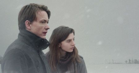 "Szron" [RECENZJA]: miłość i śmierć w Donbasie. Mroczne litewskie kino drogi